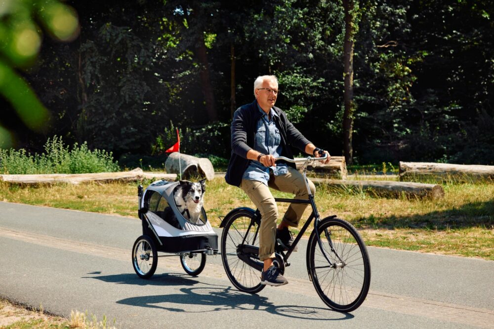 innopet-fietskar-sporty-dog-trailer-fietsen-buiten-2