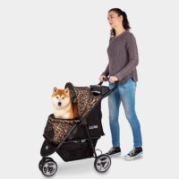 InnoPet Allure cheetah hondenbuggy met shiba hond en baas