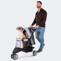 InnoPet All Terrain hondenbuggy met hond in de buggy en baasje die duwt