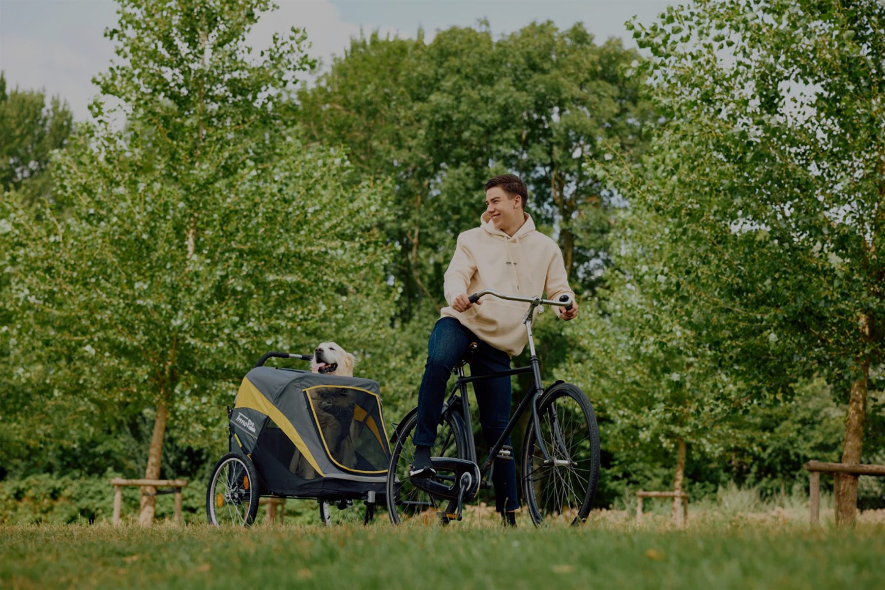 en_innopet-dog-bike-trailer-hercules-labrador-commuting-park-2