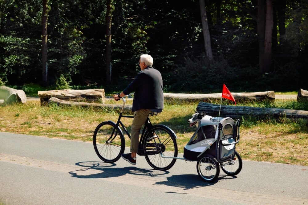 innopet-fietskar-sporty-dog-trailer-fietsen-buiten