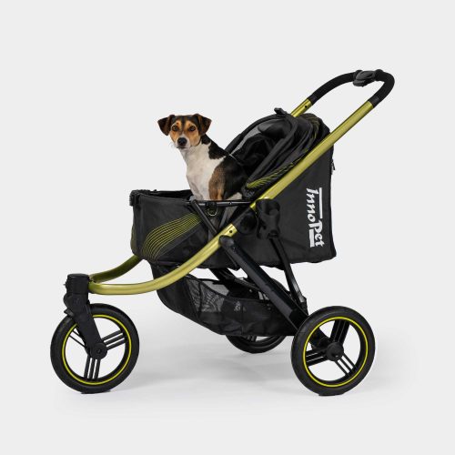 Kleine hond in de InnoPet Premium Comfort hondenbuggy in zwart met de kap geopend.