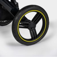 Groot PU achterwiel van de InnoPet Premium Comfort hondenbuggy voor comfortabel rijgedrag.