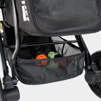 Ruime boodschappenmand onder de InnoPet Premium Comfort hondenwagen zwart.