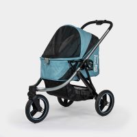 InnoPet Premium Comfort hondenbuggy lichtblauw met gesloten kap en grote PU wielen voor comfortabele wandelingen.