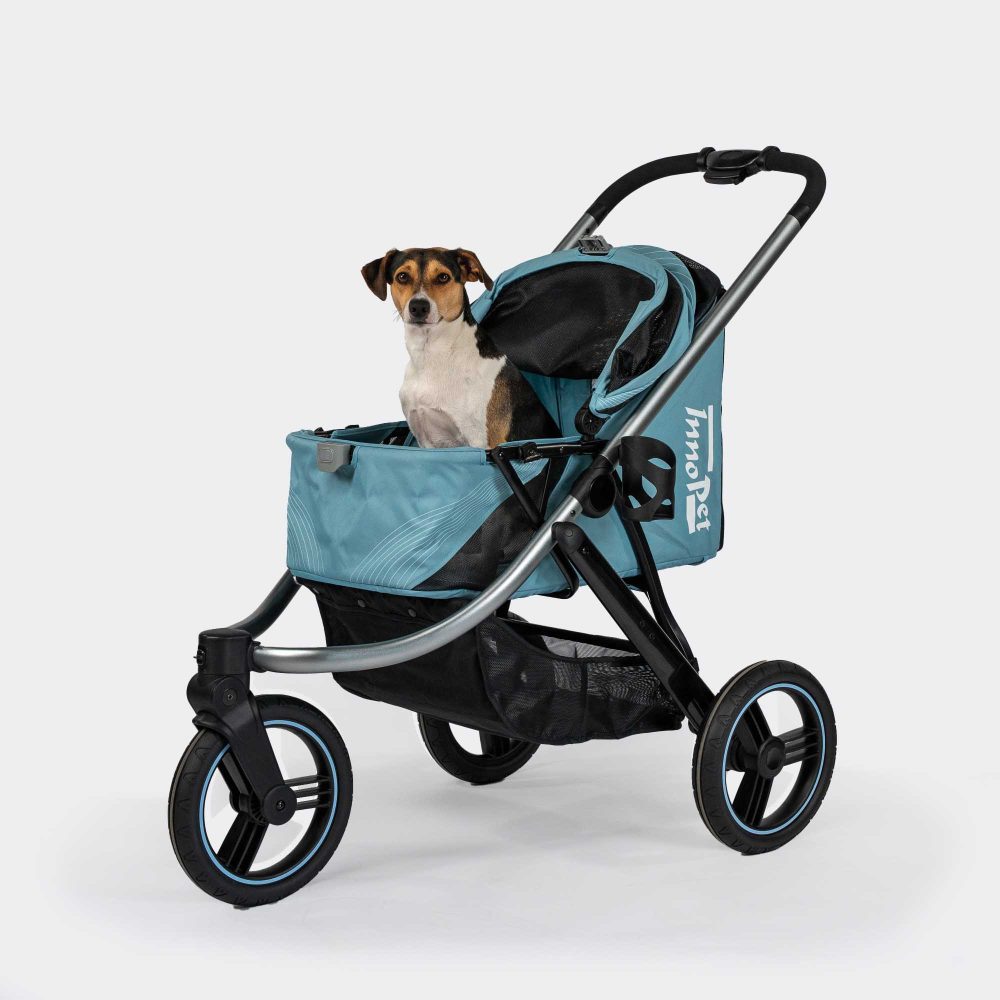 Kleine hond in de InnoPet Premium Comfort hondenbuggy lichtblauw met open kap