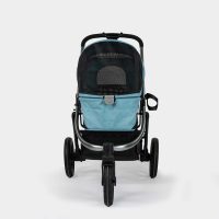 Vooraanzicht van de InnoPet Premium Comfort hondenbuggy lichtblauw met gesloten cabine.