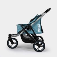 Zijaanzicht van de InnoPet Premium Comfort hondenbuggy lichtblauw met volledig geopende kap.