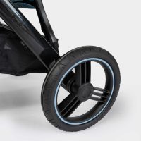 Groot PU achterwiel van de InnoPet Premium Comfort hondenbuggy voor comfortabel rijgedrag.