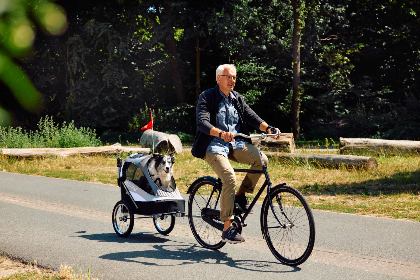 innopet-bike-trailer-sporty-dog-trailer-outside-man-with-dog