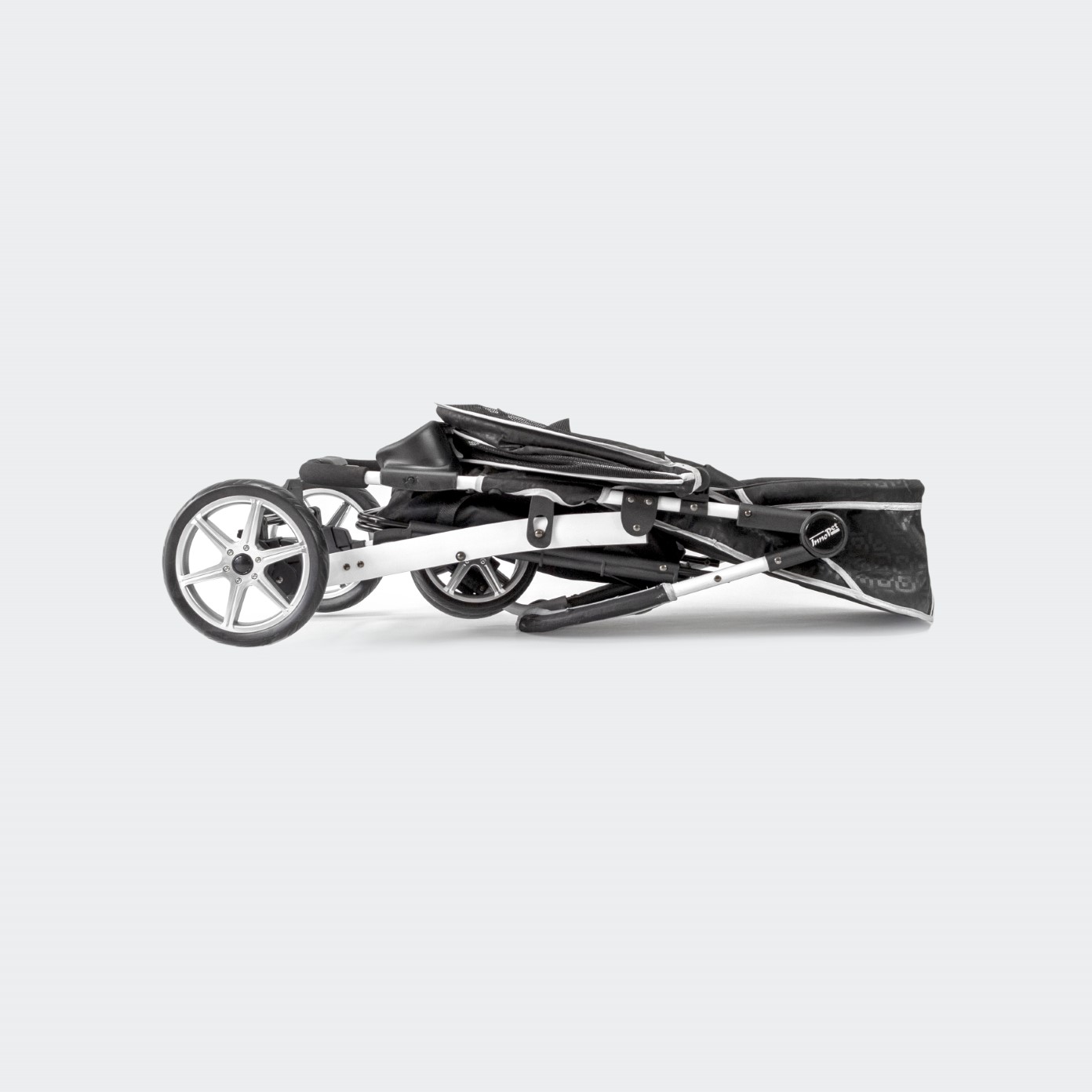 innopet-hondenbuggy-monaco-zwart-ingeklapt